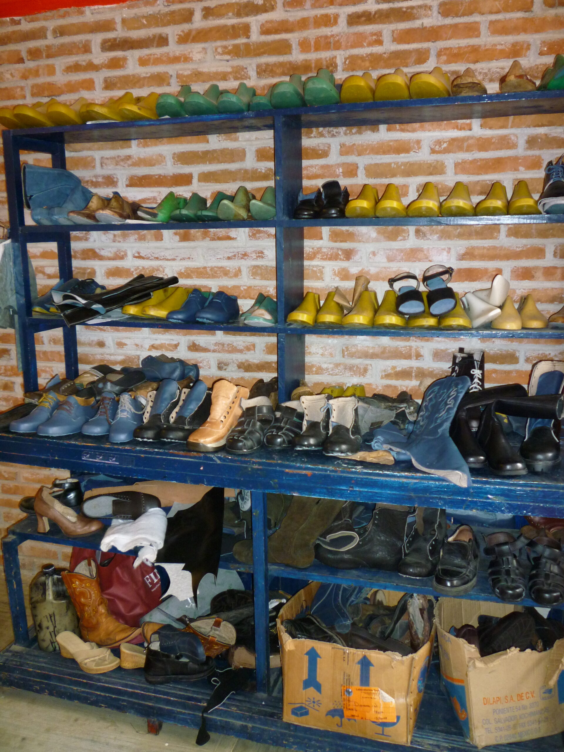 Schuhe im Regal